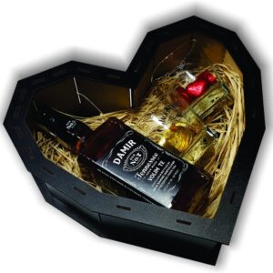 Jack Daniel's sa casama u drvenoj srce kutiji