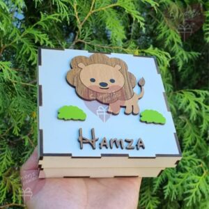 bijela drvena kutija sa lavom i imenom hamza