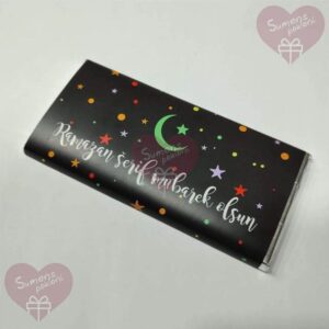 personalizirana cokolada sa crnim omotom i zelenim polumjesecom i zvijezdom sa natpisom ramazan serif mubarek olsun
