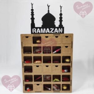 ramazanski kalendar za 30 dana drvena kutija sa 30 otvora i na vrhu ukras od crnog drveta u obliku dzamije i natpisom ramazan
